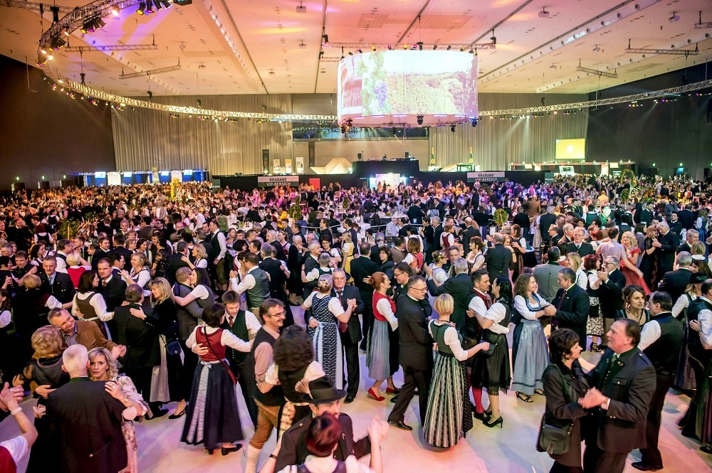 Das Bild zeigt eine feiernde Menschenmenge beim Bauernbundball in Graz