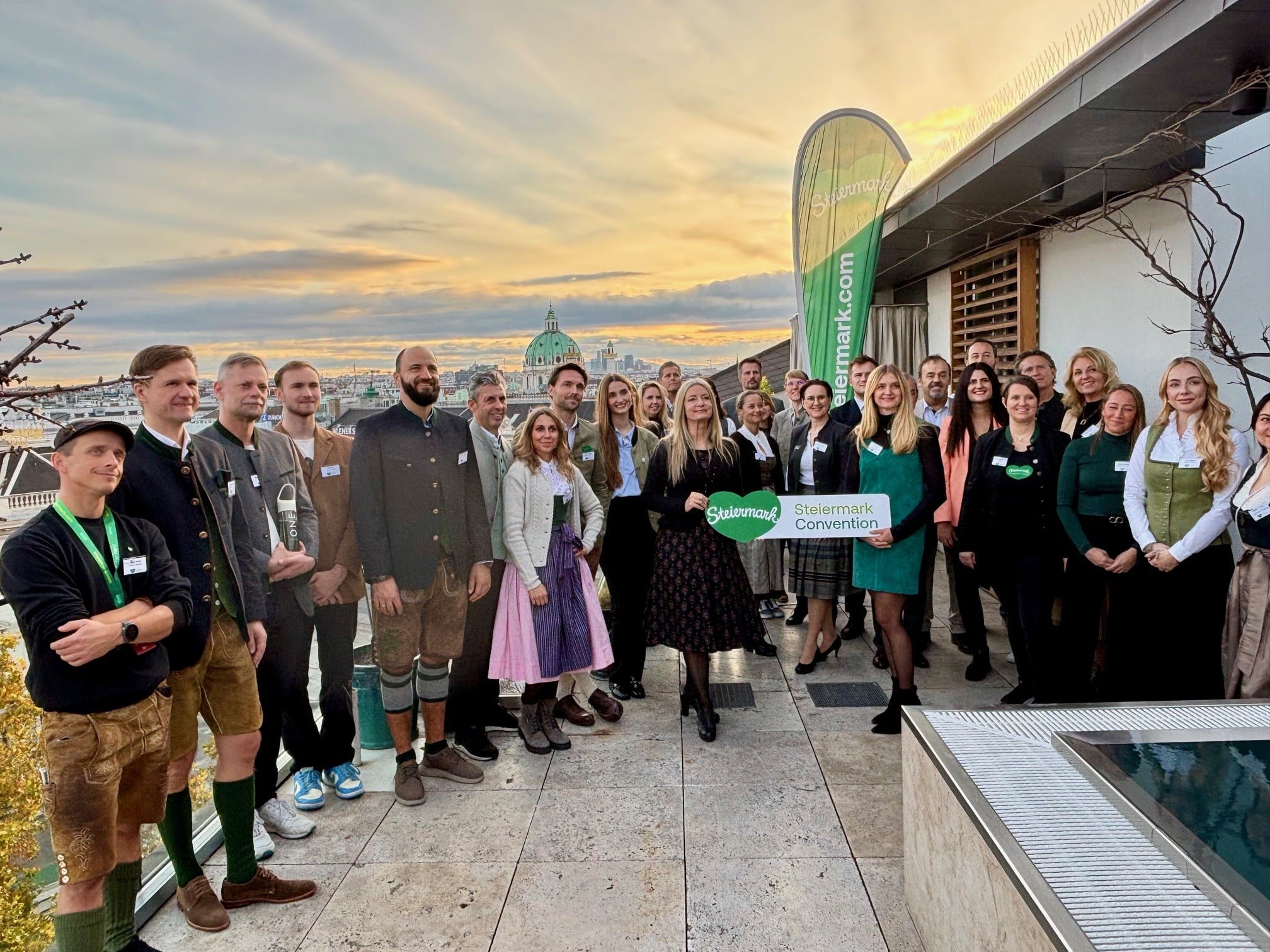 Team der Steiermark Convention bei der Tagungsmesse am Rooftop des Grand Ferdinands mit Blick auf die Karlskirche