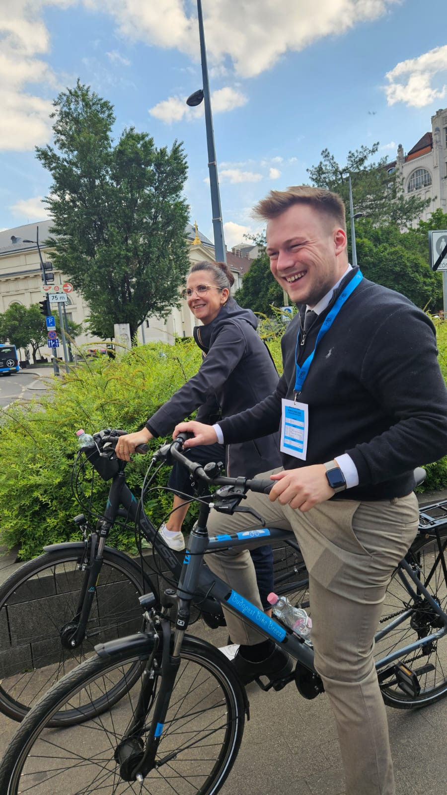 zwei Personen auf dem Fahrrad durch die Stadt